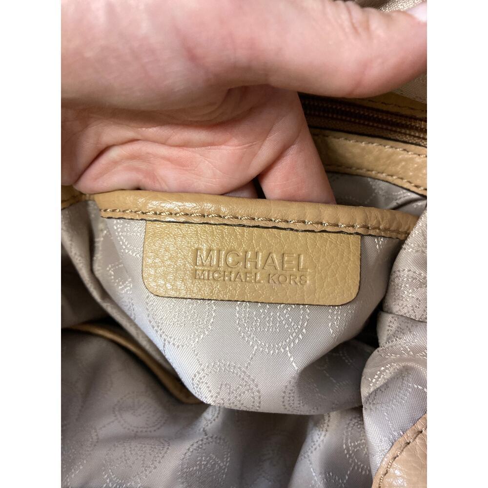 MICHAEL KORS, LARGE CAMEL LEATHER CROSSBODY BAG WITH TASSEL - Picture 13 of 16